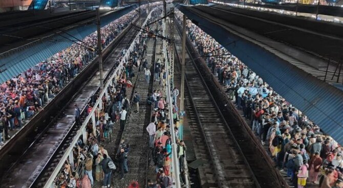 Stampede at New Delhi Railway Station Leaves at Least 18 Dead as Devotees Rush to Kumbh Mela