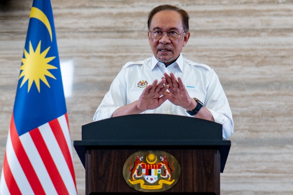 ‘Thank You, PMX’: Malaysians React Warmly to RM100 Cash Aid and Lower Petrol Prices