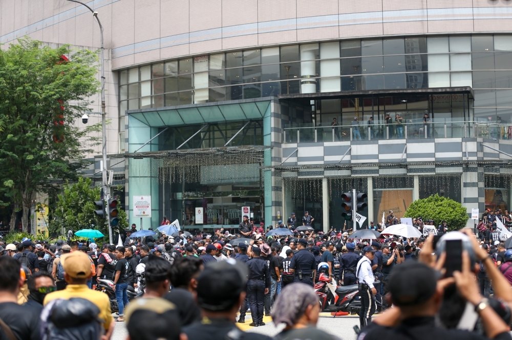 Massive Rally at Jalan Dang Wangi Brings Traffic to a Halt as Calls Grow Louder for PM Anwar to Step Down