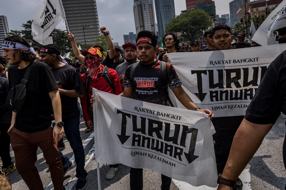 Voices Rise in Kuala Lumpur: Protesters Chant “Turun Anwar” Amid Growing Discontent
