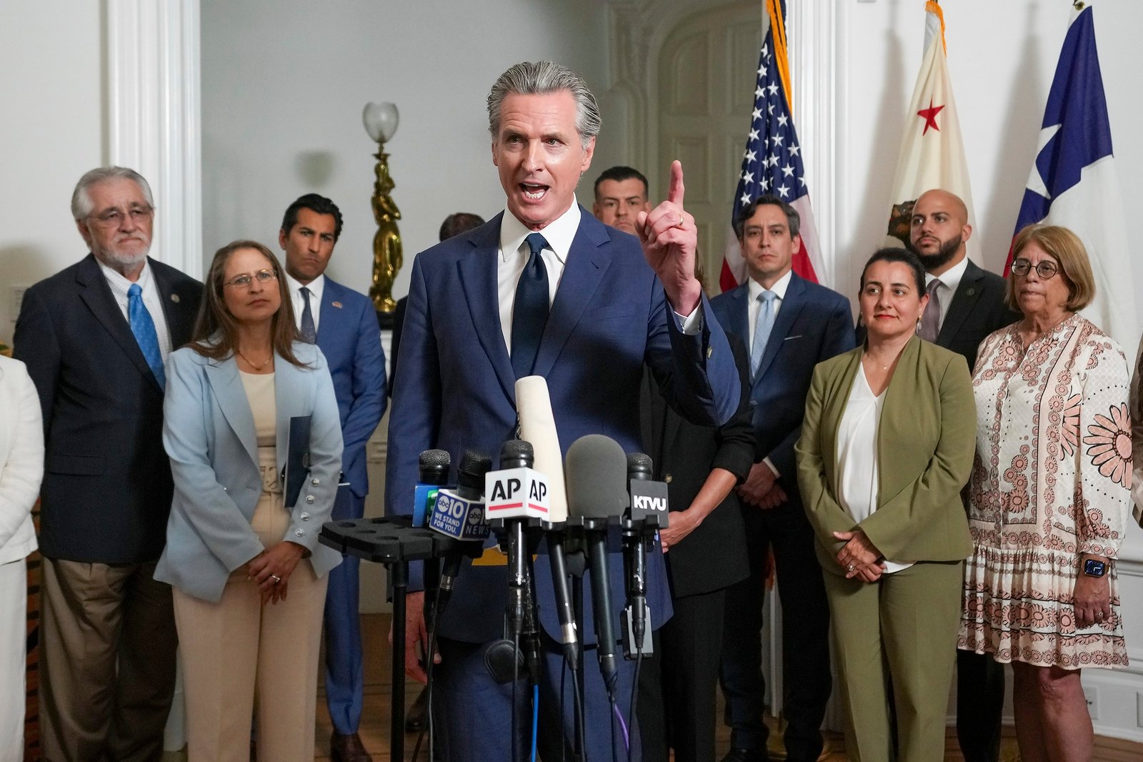 Texas and California Clash Over Redistricting in High-Stakes Midterm Battle