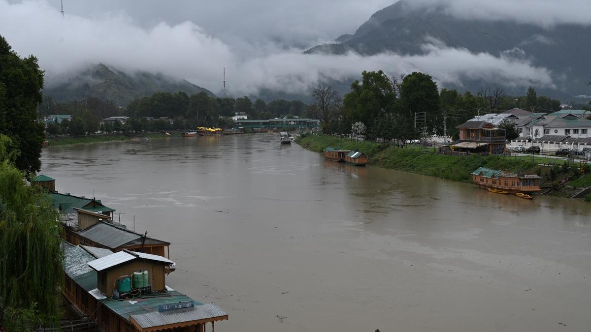 Urgent: Srinagar Locals Urged to Evacuate Amid Rising Flood Risk – A Community on Alert