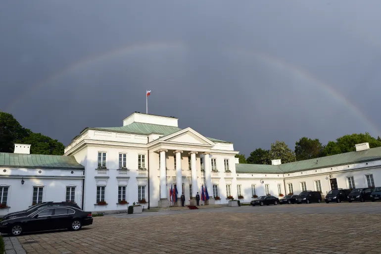 Drone Incident Over Warsaw: Polish Authorities Act Swiftly to Prevent Potential Threat