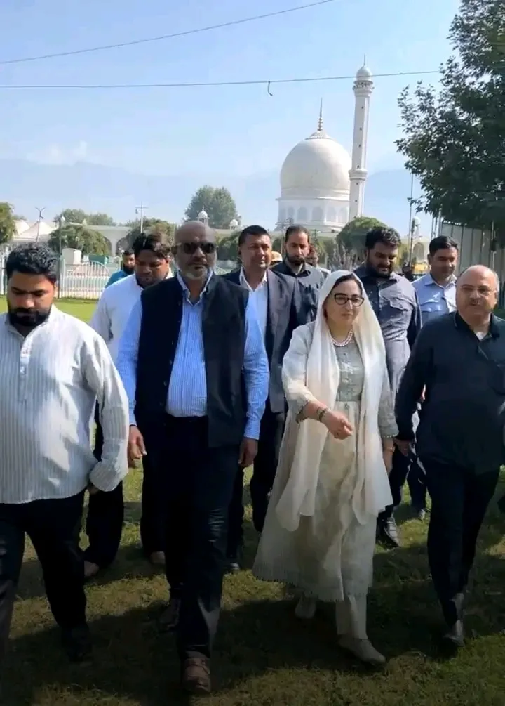 Indo-Australian Delegation Visits Hazratbal Shrine in Srinagar, Embraces Spiritual and Cultural Harmony